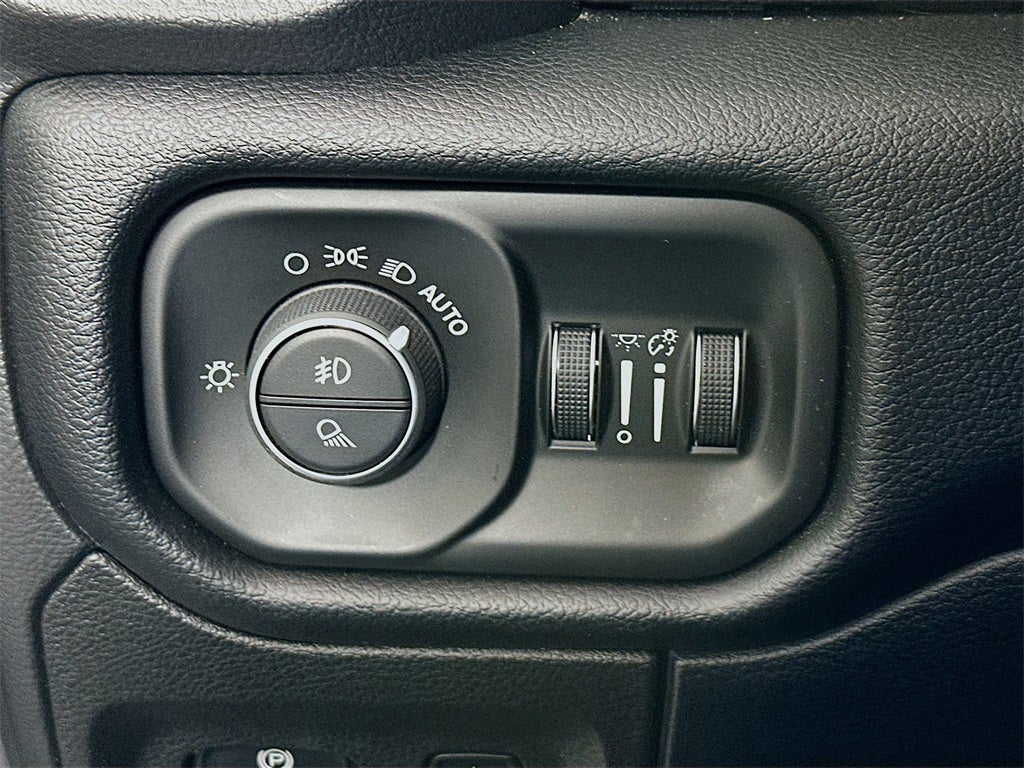 2020 RAM 1500 Laramie Crew Cab 4x4 5'7' Box