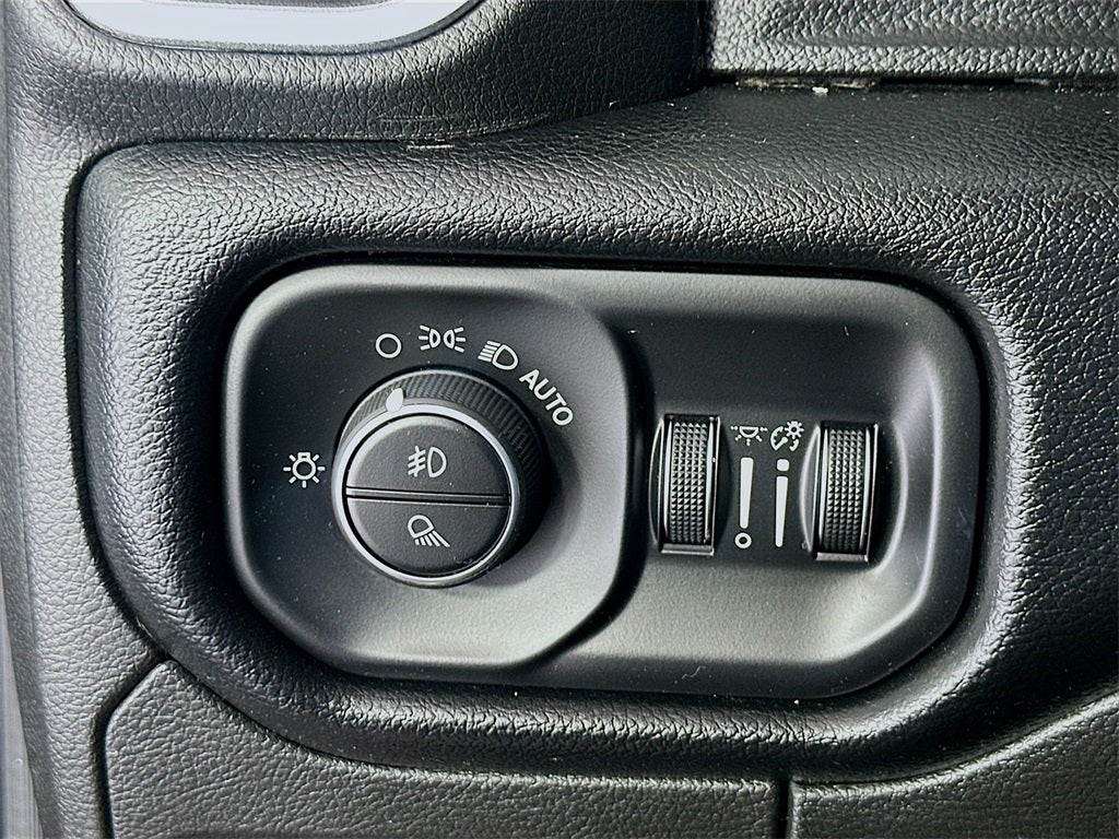 2019 RAM 1500 Laramie Crew Cab 4x4 5'7' Box