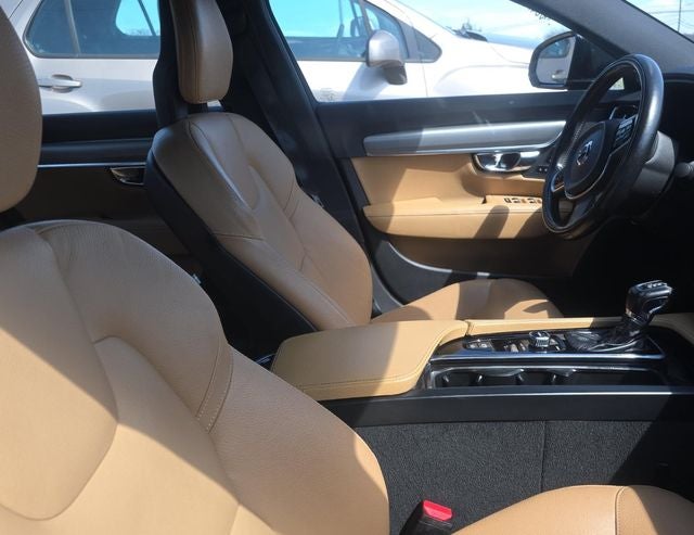 2017 Volvo S90 T6 Momentum